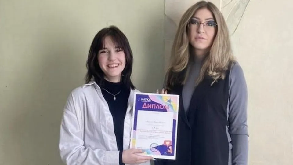 На фото: Даша Мартинек и ее преподаватель Анастасия Ефимова/Минобразования МО
