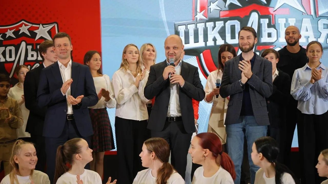 Министр физической культуры и спорта Московской области Дмитрий Абаренов (в центре). Фото:&nbsp;пресс-служба администрации Балашихи