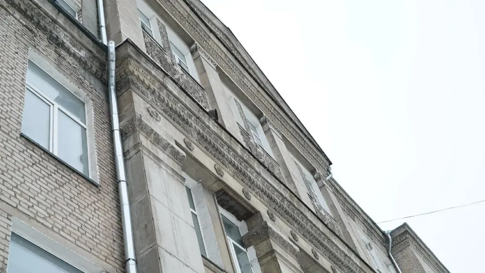 Специалисты сохранят исторический фасад школы, который выполнен в стиле ионического ордера. Фото: пресс-служба администрации г.о. Химки