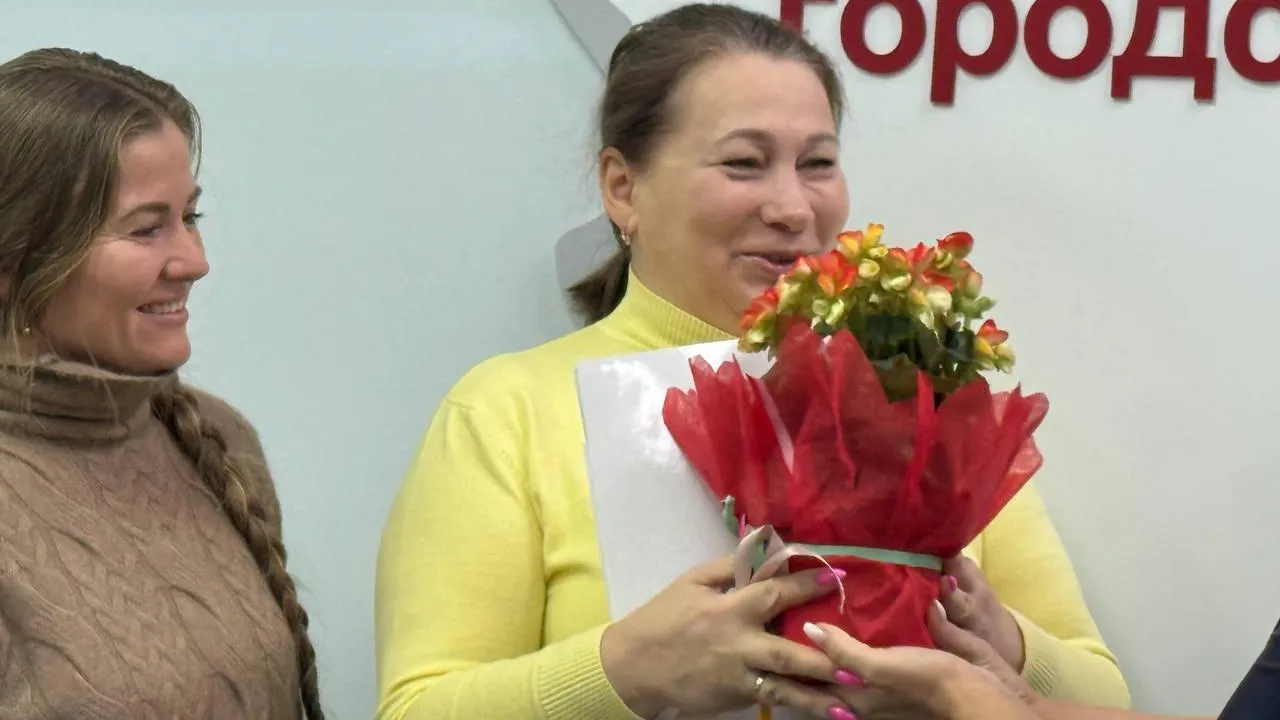 Вручение документов на новое жилье. Фото: пресс-служба администрации Можайского округа