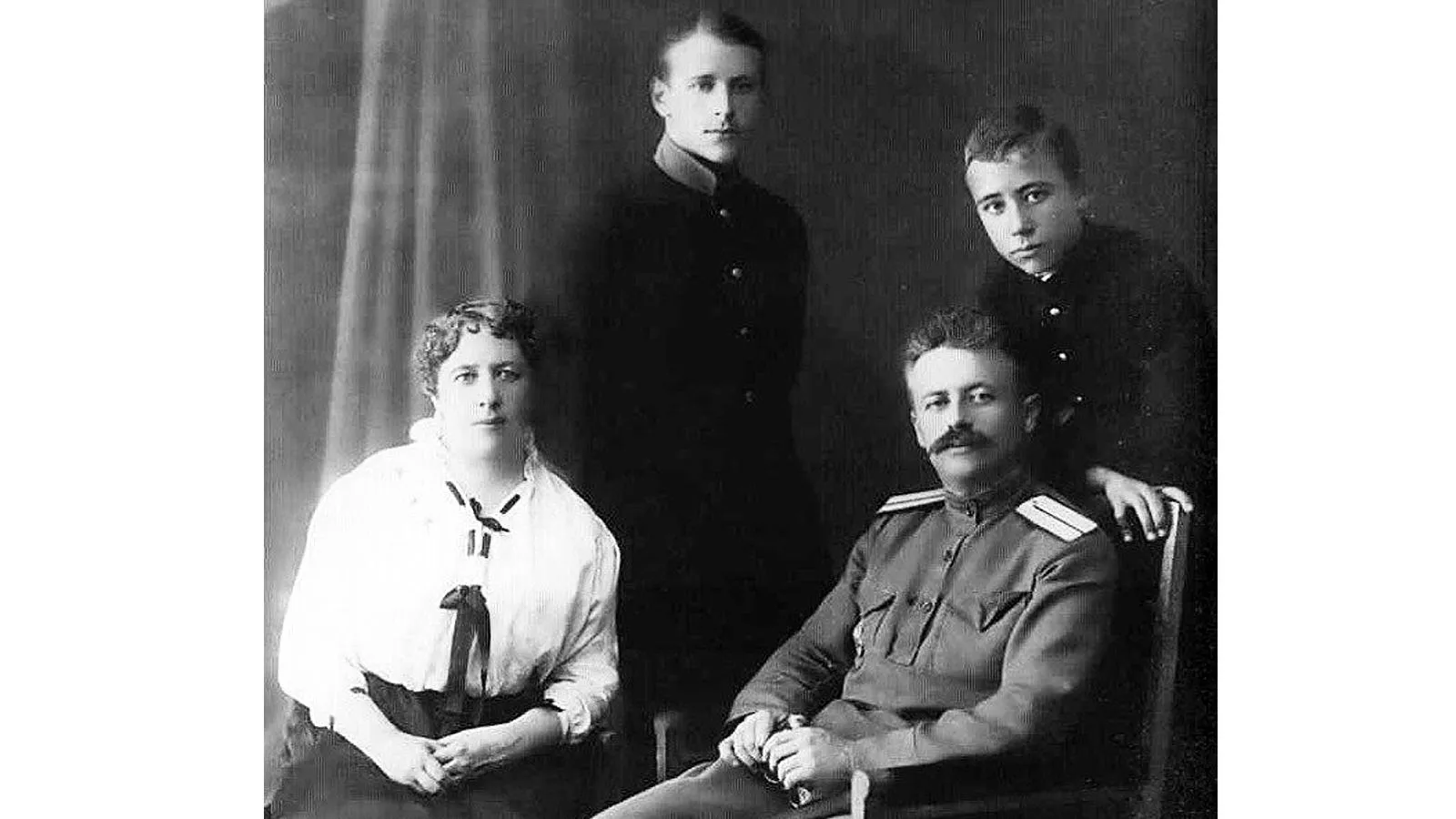 Евгений Шварц с родителями и младшим братом, Майкоп, 1915 год