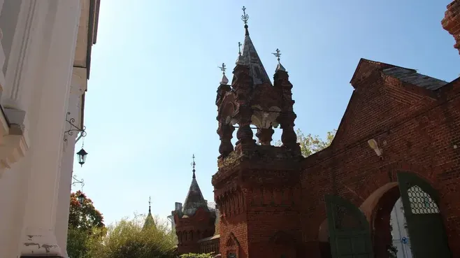 Туристы нашли копию Царской башни Кремля в Егорьевске на ограде монастыря 1900 года
