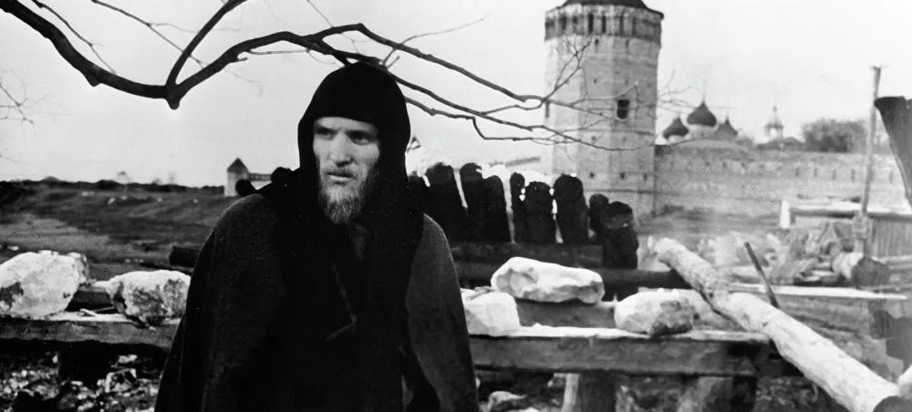 Анатолий Солоницын в роли Андрея Рублева на съемках фильма «Андрей Рублев» (режиссер Андрей Тарковский).