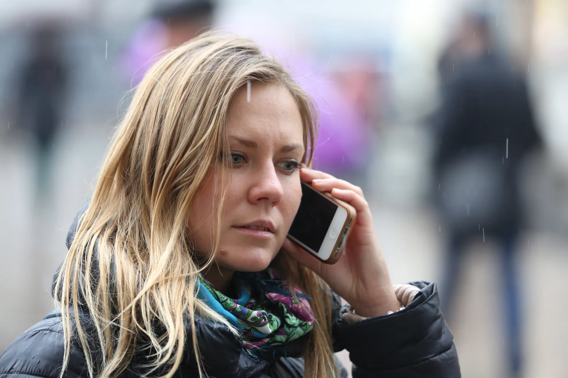 Девушка разговаривает по телефону в Москве