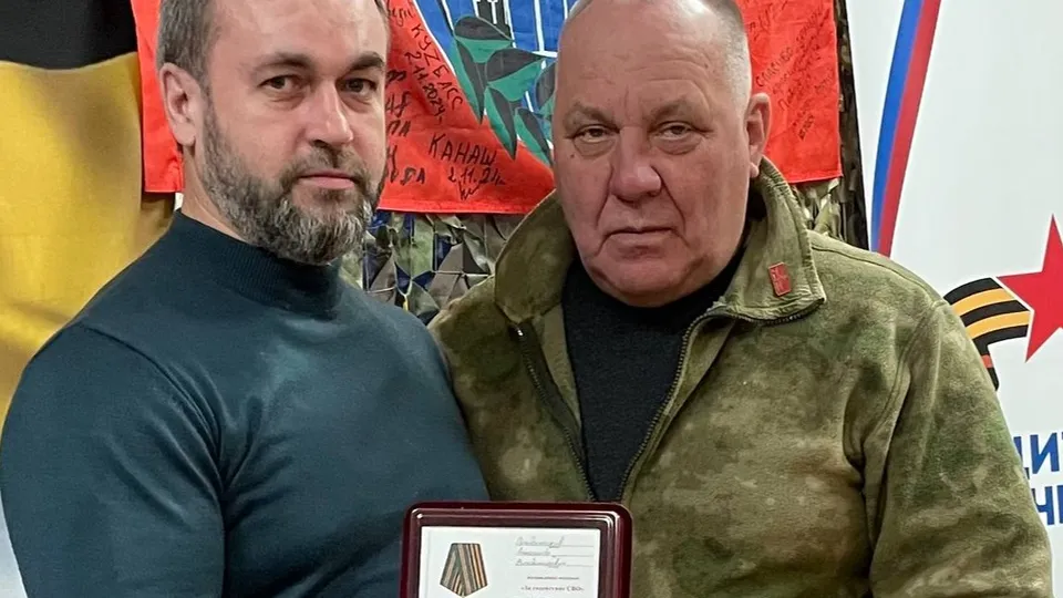 Руководитель краснознаменского отделения Юнармии Александр Приданников (слева) и руководитель краснознаменского отделения «Боевое братство» Александр Исаев. Фото: Краснознаменское отделение МОО ВООВ «Боевое братство».