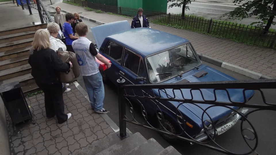 Загрузка гуманитарной помощью у Фонда соцподдержки населения. Фото: Ксения Казакова