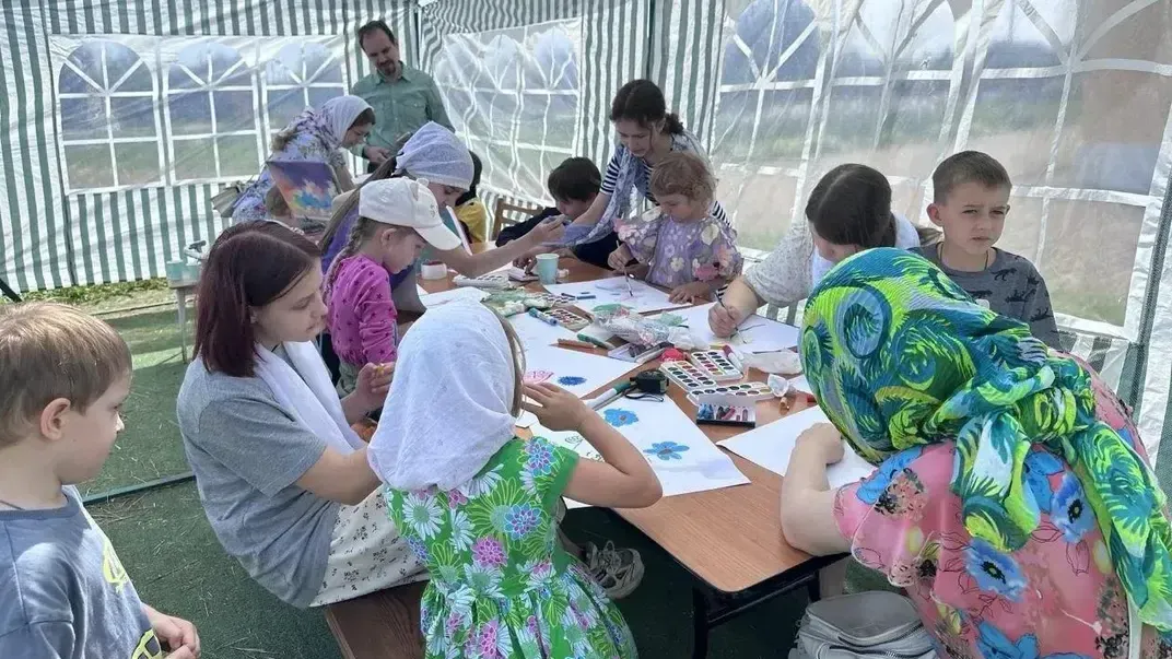 Молитва, завтрак и игры: как в Колюбакине организовали досуг для детей