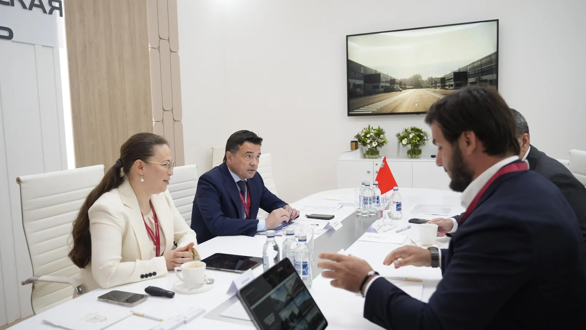 Воробьев обсудил с инвесторами развитие Light Industrial в Подмосковье в рамках ПМЭФ