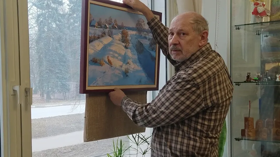 Развеска картин новой выставки Дмитрия Левина. Фото: галерея «5 Дом»&nbsp;