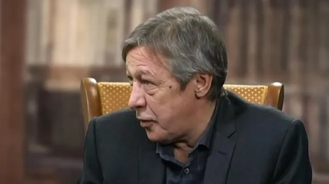 «Крушит унитаз и поджигает ковры»: соседи рассказали, как Ефремов живет с Белоусовой после колонии