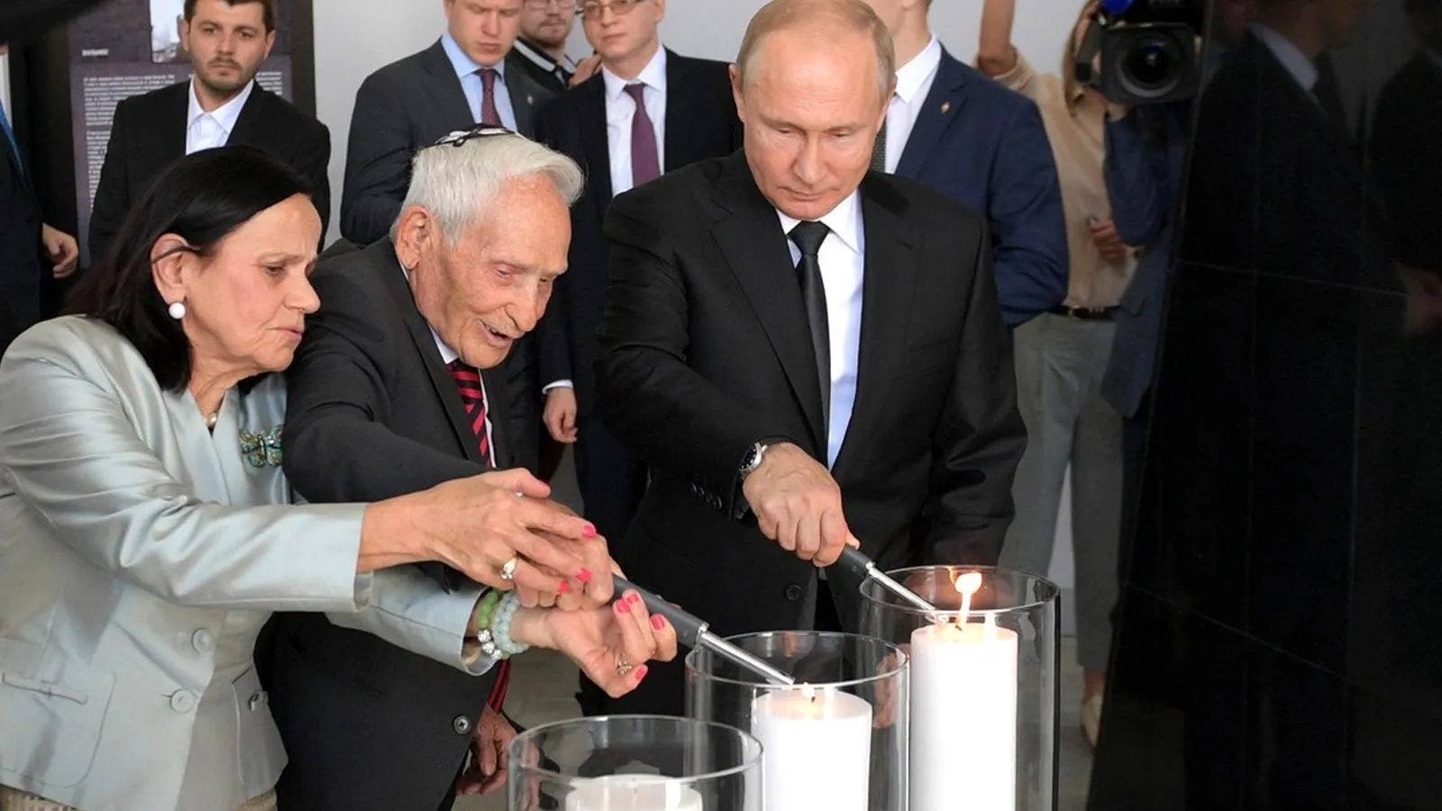 Спарво налево: президент России Владимир Путин, Арон Бельски и его супруга открывают памятник героям сопротивления в нацистских лагерях смерти и еврейских гетто, 2019 год.