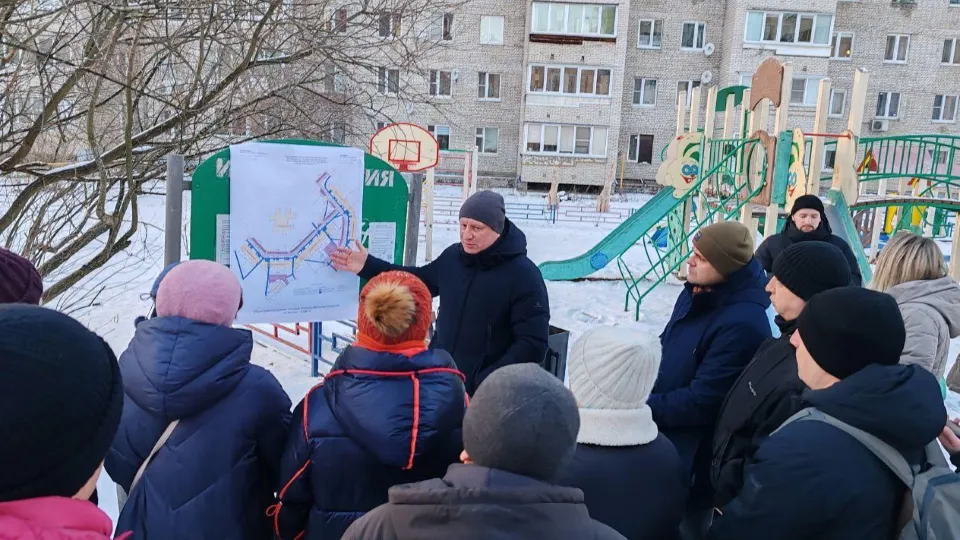 Глава города Роман Хожаинов обсуждает с жителями план будущего благоустройства двора. Фото: пресс-служба администрации г.о. Черноголовка