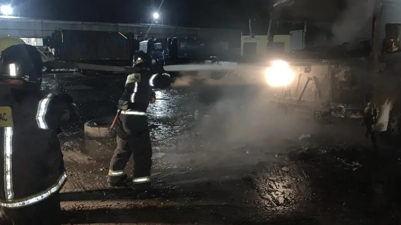 Огнеборцы ГКУ МО «Мособлпожспас» ликвидировали пожар в автобусе на парковке в Кашире