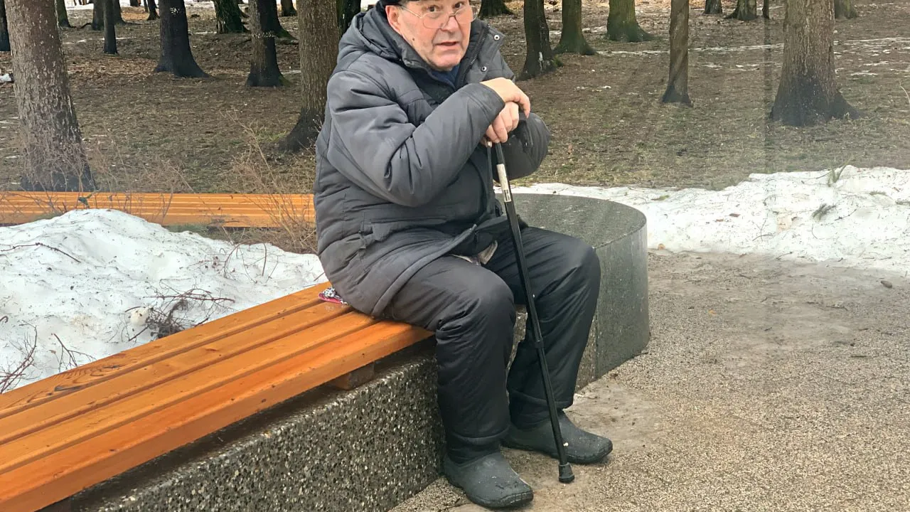 Житель Краснознаменска Анатолий Сергеевич в Беличьем парке.&nbsp;Фото: МБУК  «Городской парк культуры и отдыха»