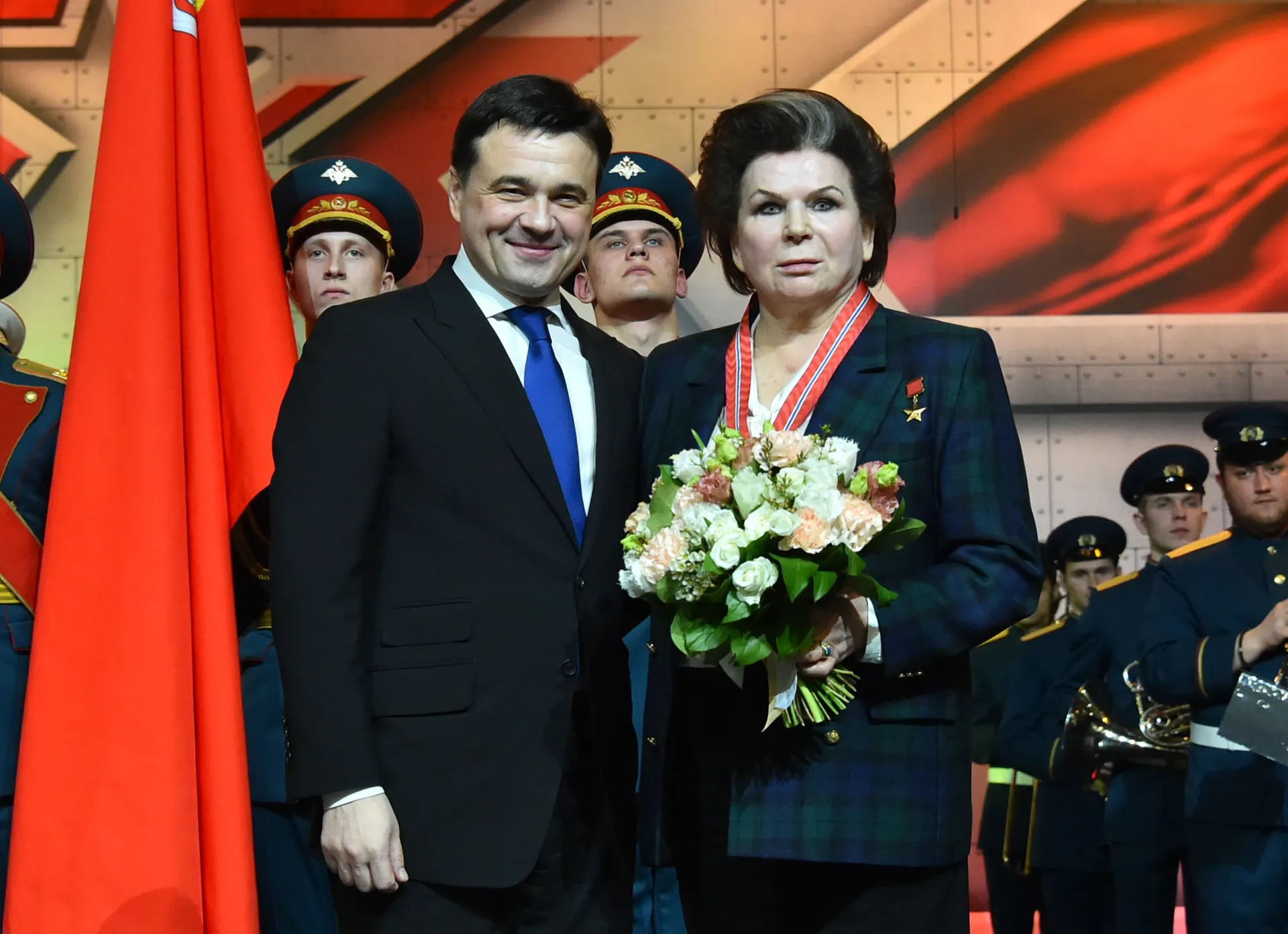 Валентина Терешкова и Андрей Воробьев на церемонии награждения в честь Дня защитника Отечества в Подмосковье