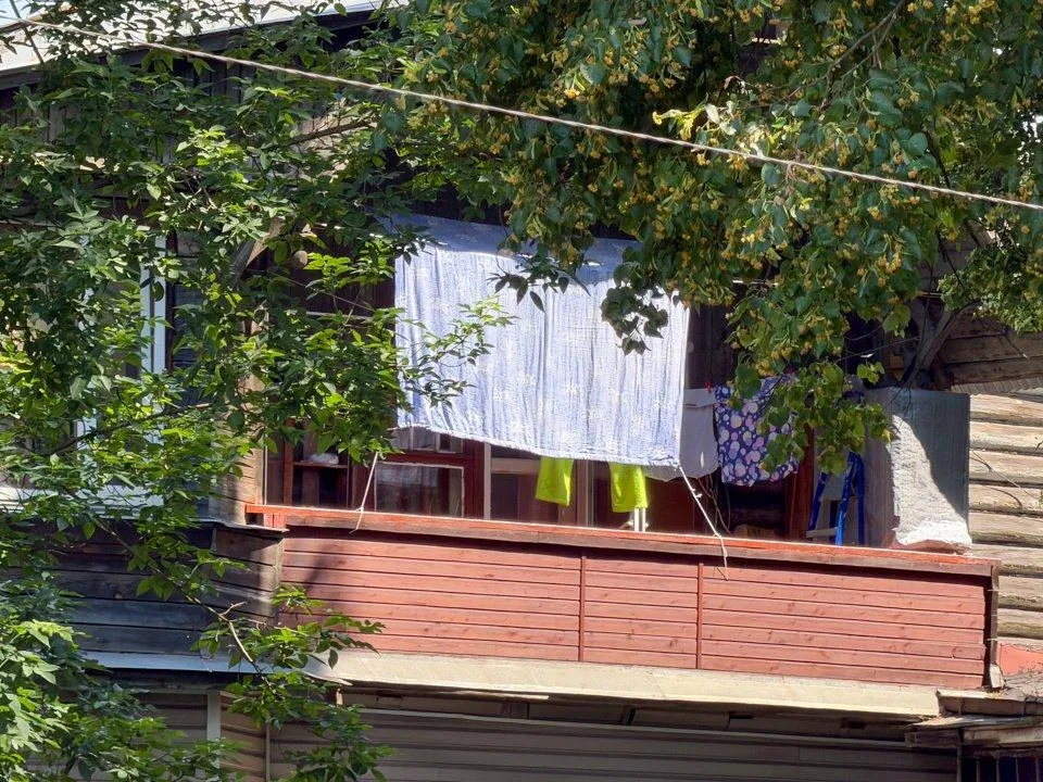 Соседи в шоке, вы — в тюрьме: адвокат Жорин назвал главную опасность загара на балконе