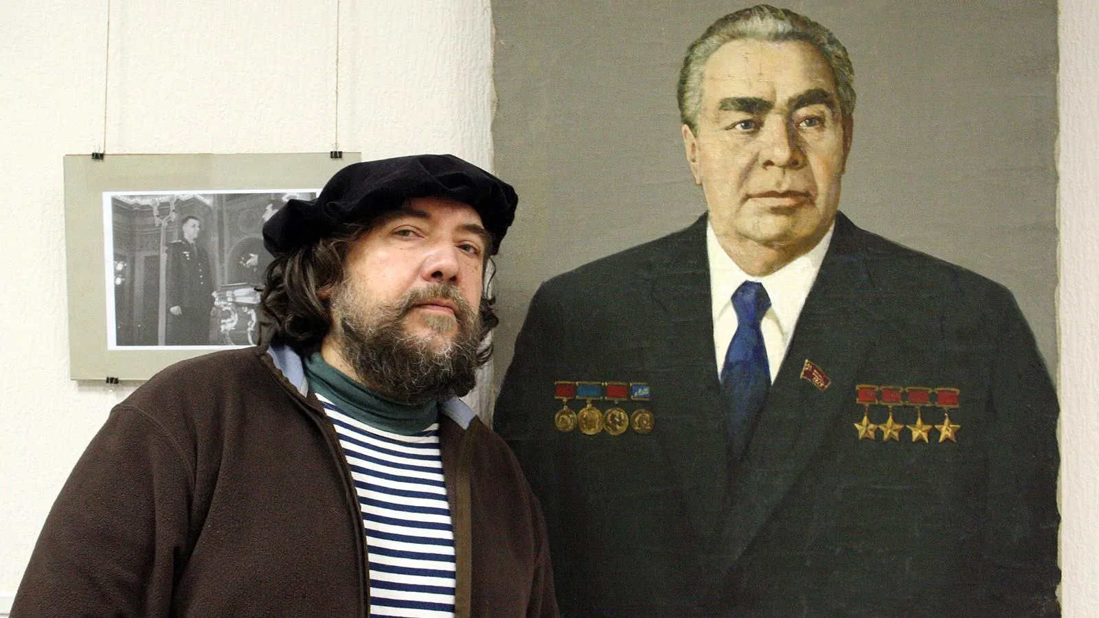 Дмитрий Шагин на фоне портрета генсека СССР Леонида Брежнева / Sergei Andreev