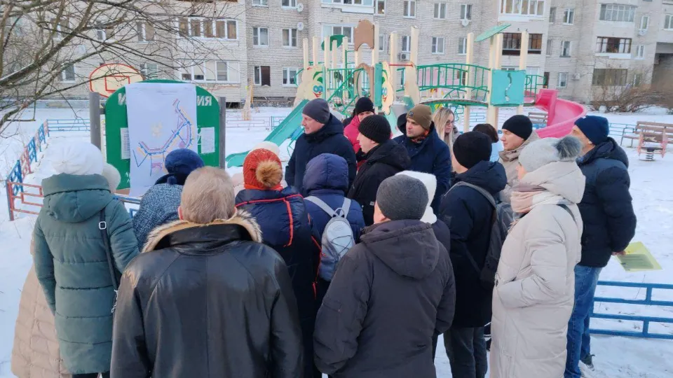 Глава города Роман Хожаинов обсуждает с жителями план будущего благоустройства двора. Фото: пресс-служба администрации г.о. Черноголовка