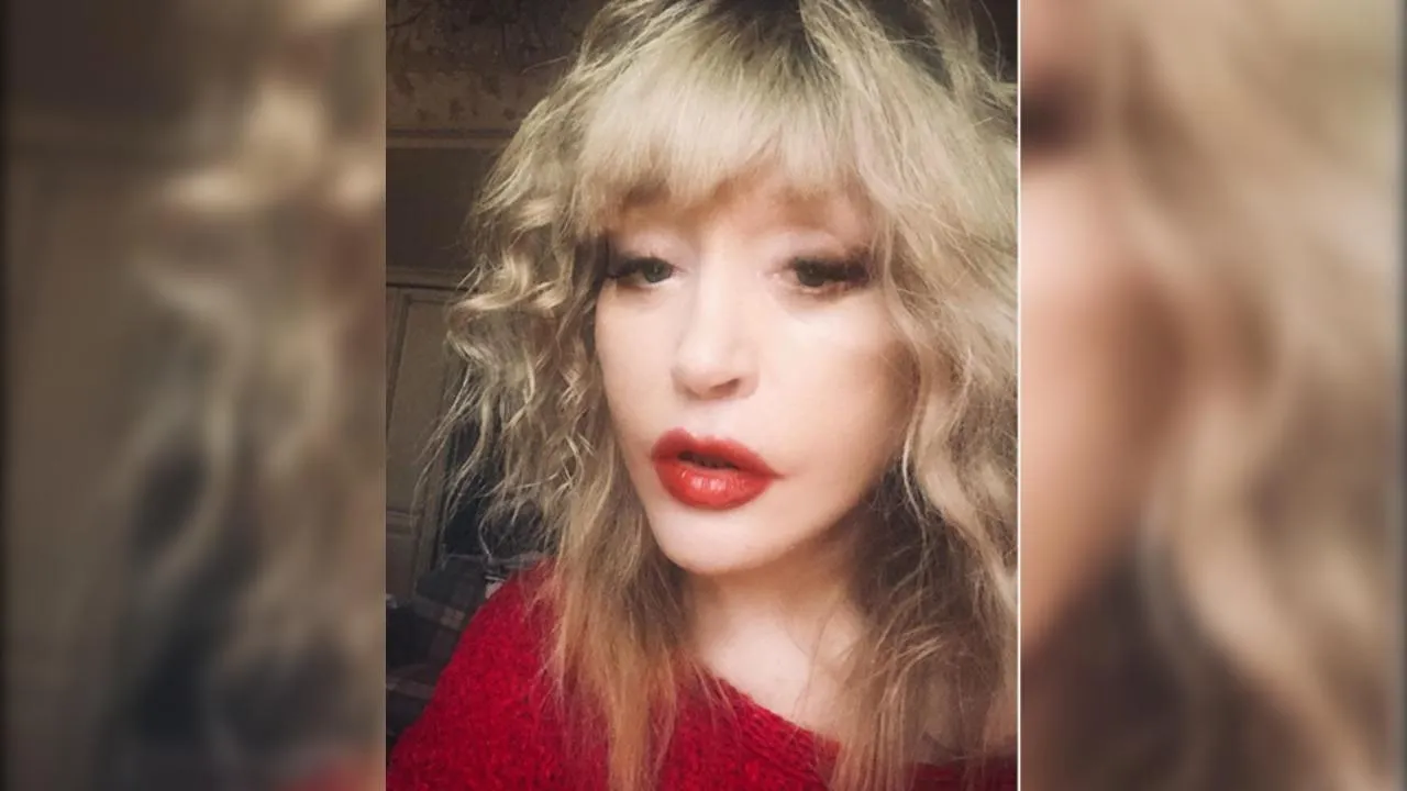 Пугачева сняла очки на фото с фанаткой в Латвии