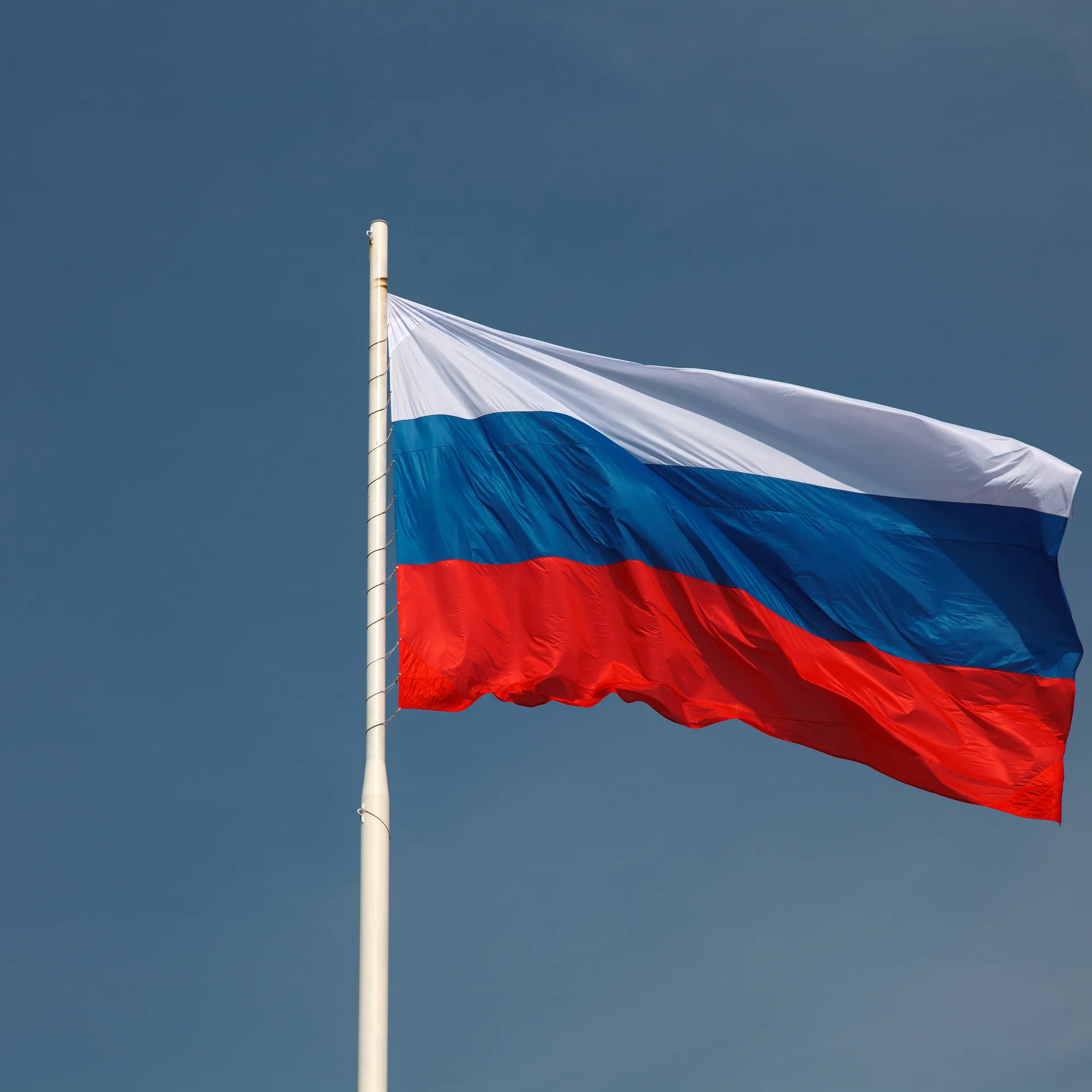 Флаг России на фоне голубого неба в Подмосковье