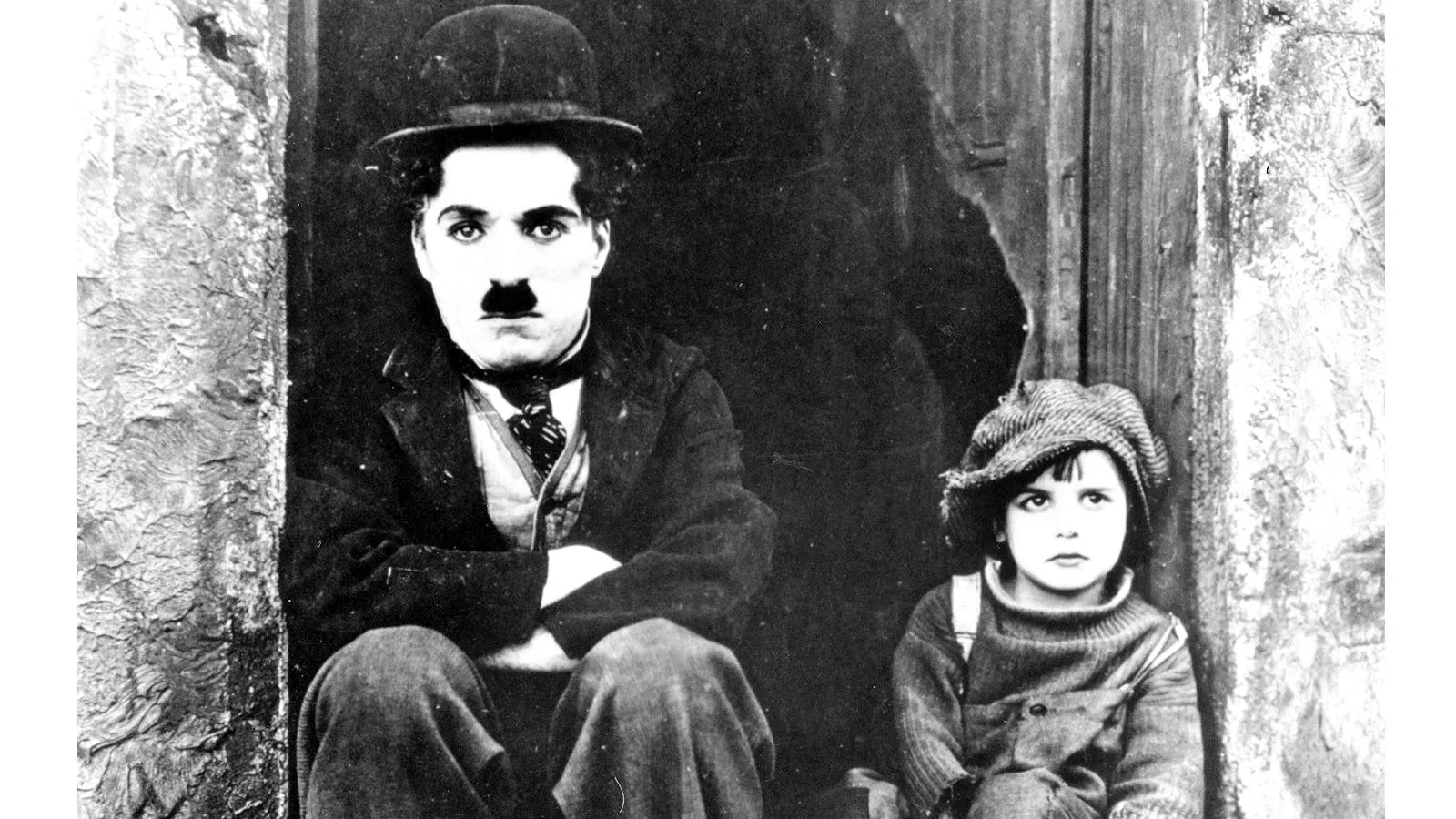 Чарли Чаплин и Джеки Куган в фильме «Малыш», 1921 год