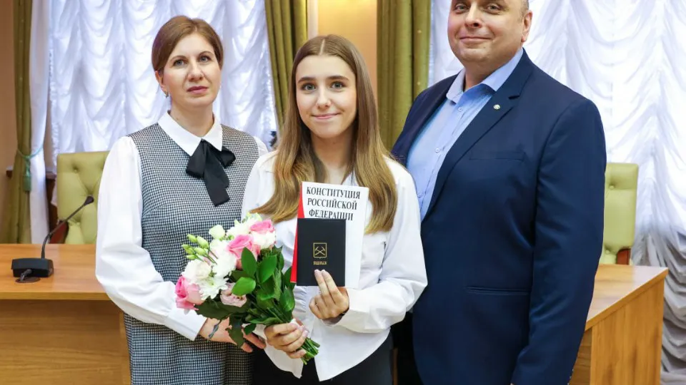 Заместитель главы г. о. Подольск Александр Мамлай&nbsp; вручил в торжественной обстановке паспорт 14-летней школьнице. Фото: пресс-служба администрации г. о. Подольск