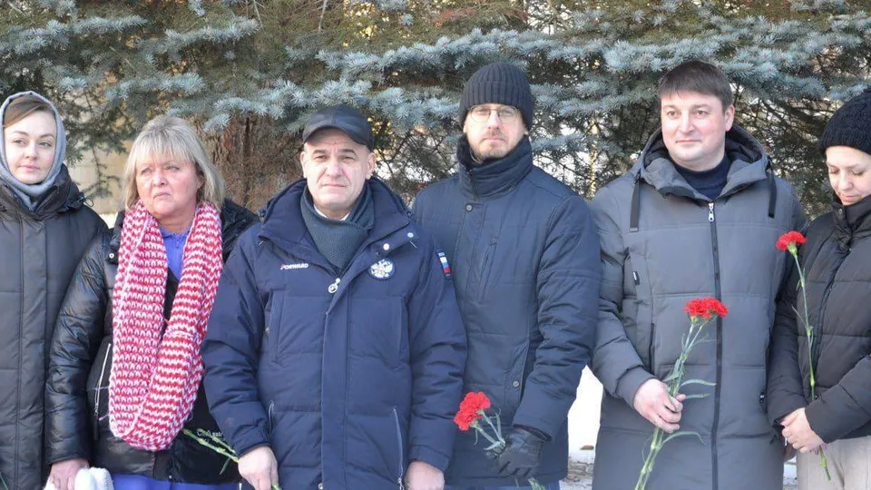 Глава Краснознаменска Владимир Пирогов (третий слева), муниципальный депутат Виталий Вышкварцев (третий справа), зампредседателя Совета депутатов города Виталий Кузьмин (второй справа). Фото: администрация Краснознаменска