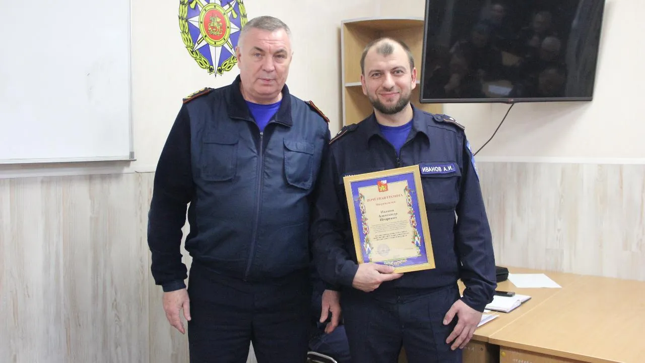 Александр Иванов на фото справа