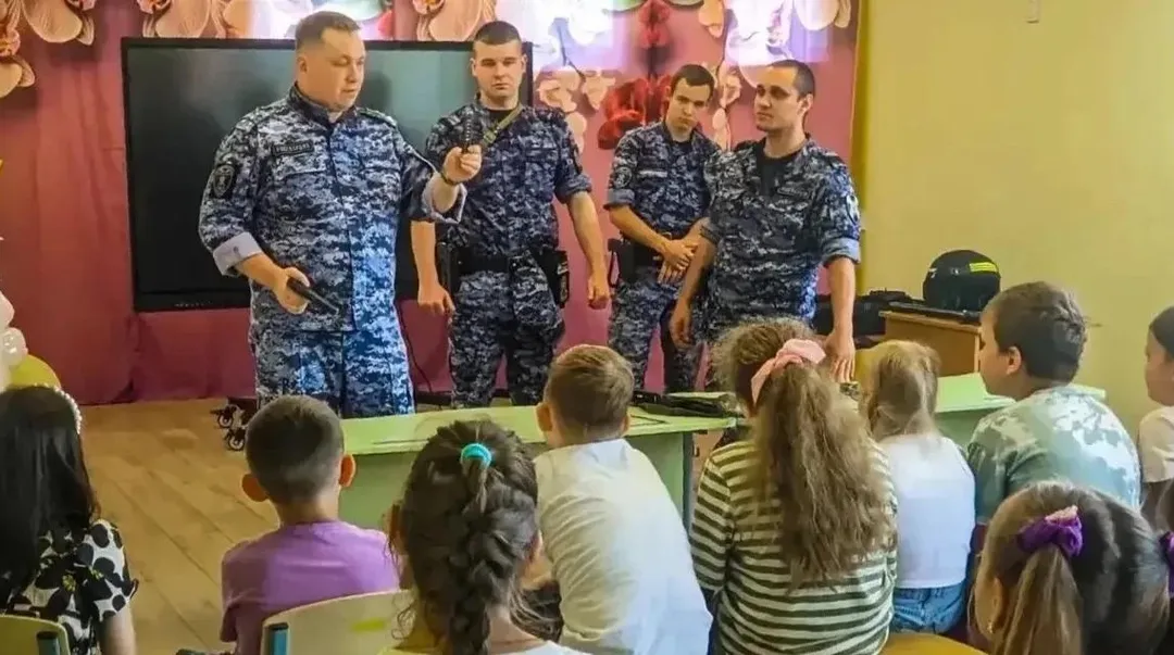 В Клину школьники примерили экипировку росгвардейцев в рамках акции «Каникулы с Росгвардией»