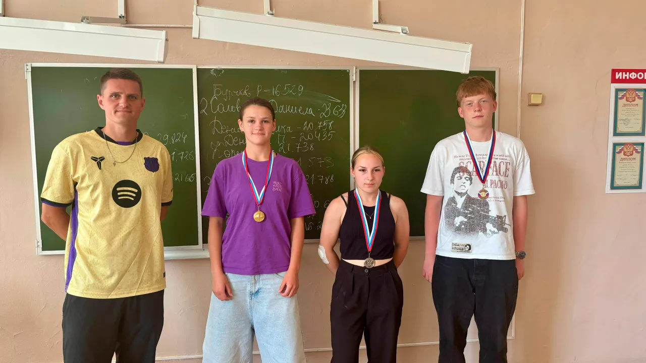 Преподаватель Александр Чижиков, Кристина Ткач, Даниела Соловьева и Максим Морозов (слева направо)