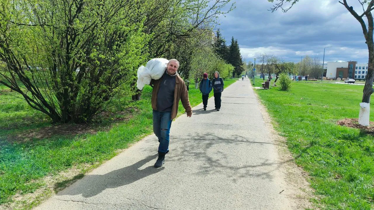 Житель Черноголовки носит удобрения для яблонь. Фото:&nbsp;https://t.me/chernogolovkavk