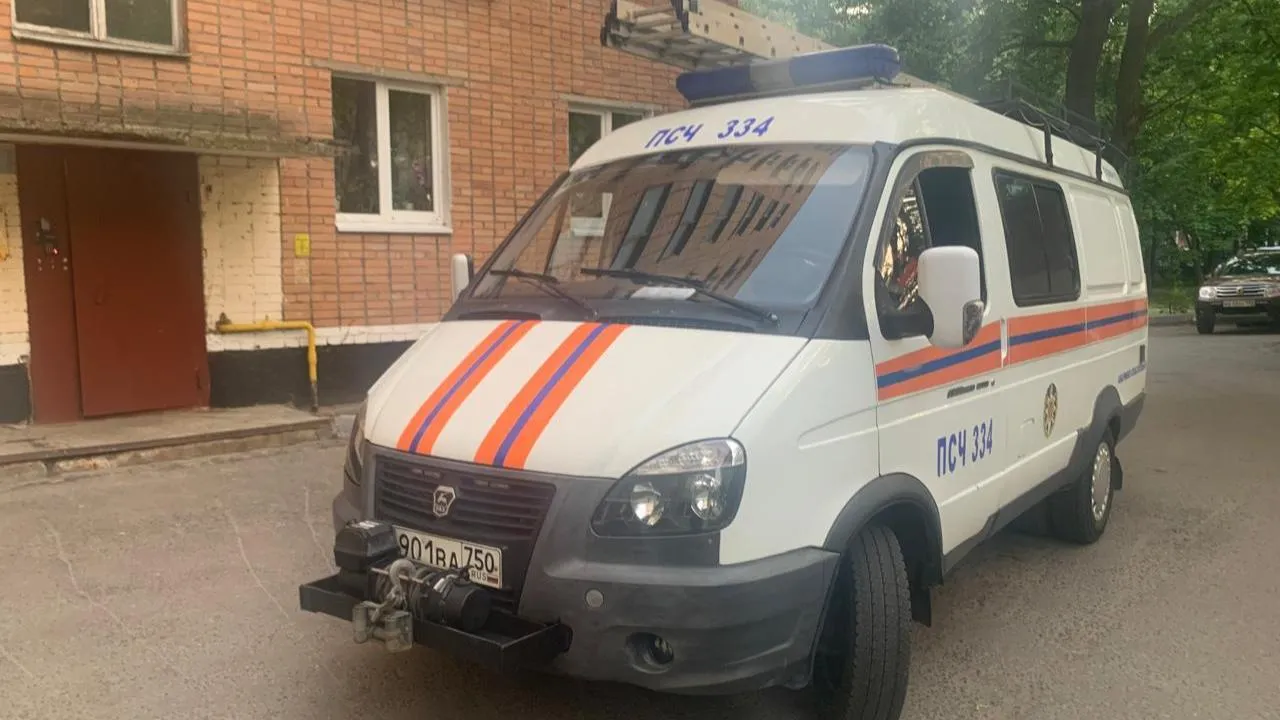 Спасатели Подмосковья помогли медикам попасть в квартиру пенсионерки, нуждавшейся в госпитализации