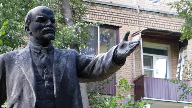 Ленин «подглядывает» в окна: необычный двор с памятником вождю нашли в Мытищах