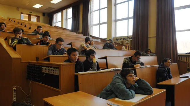 Синица в руке: зумеры отказались от вузов в пользу рабочих профессий