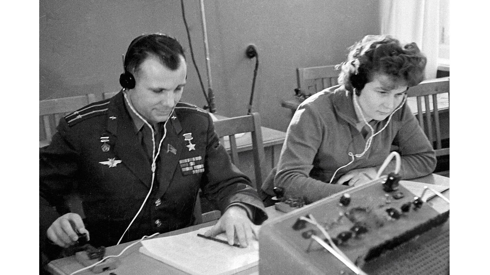 Валентина Терешкова на занятиях в радиоклассе, преподаватель — Юрий Гагарин, 1963 год