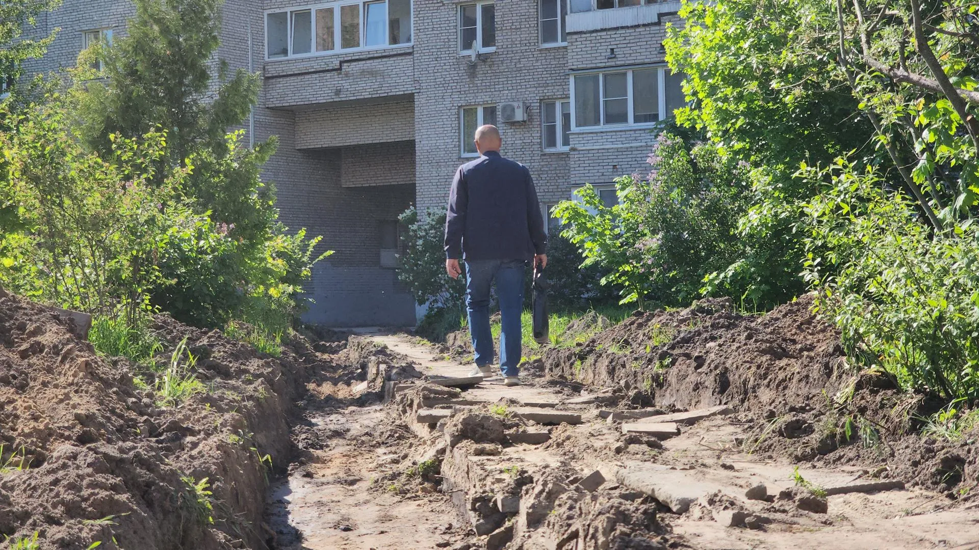 Вскопка дворов для проведения работ по благоустройству. Фото: Иван Петрушин&nbsp;