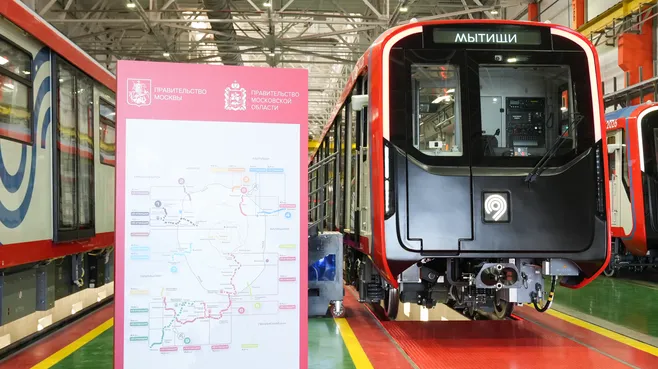 Губернатор Московской области Андрей Воробьев и мэр Москвы Сергей Собянин на заводе «Метровагонмаш» в Мытищах