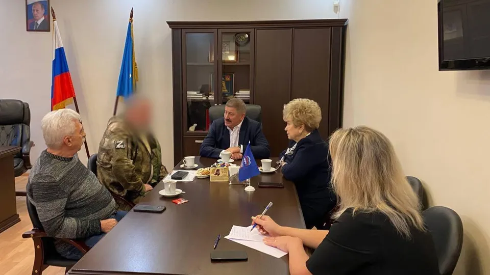 Боец СВО на встрече с депутатами городского Совета. Фото: администрация г.о. Реутов