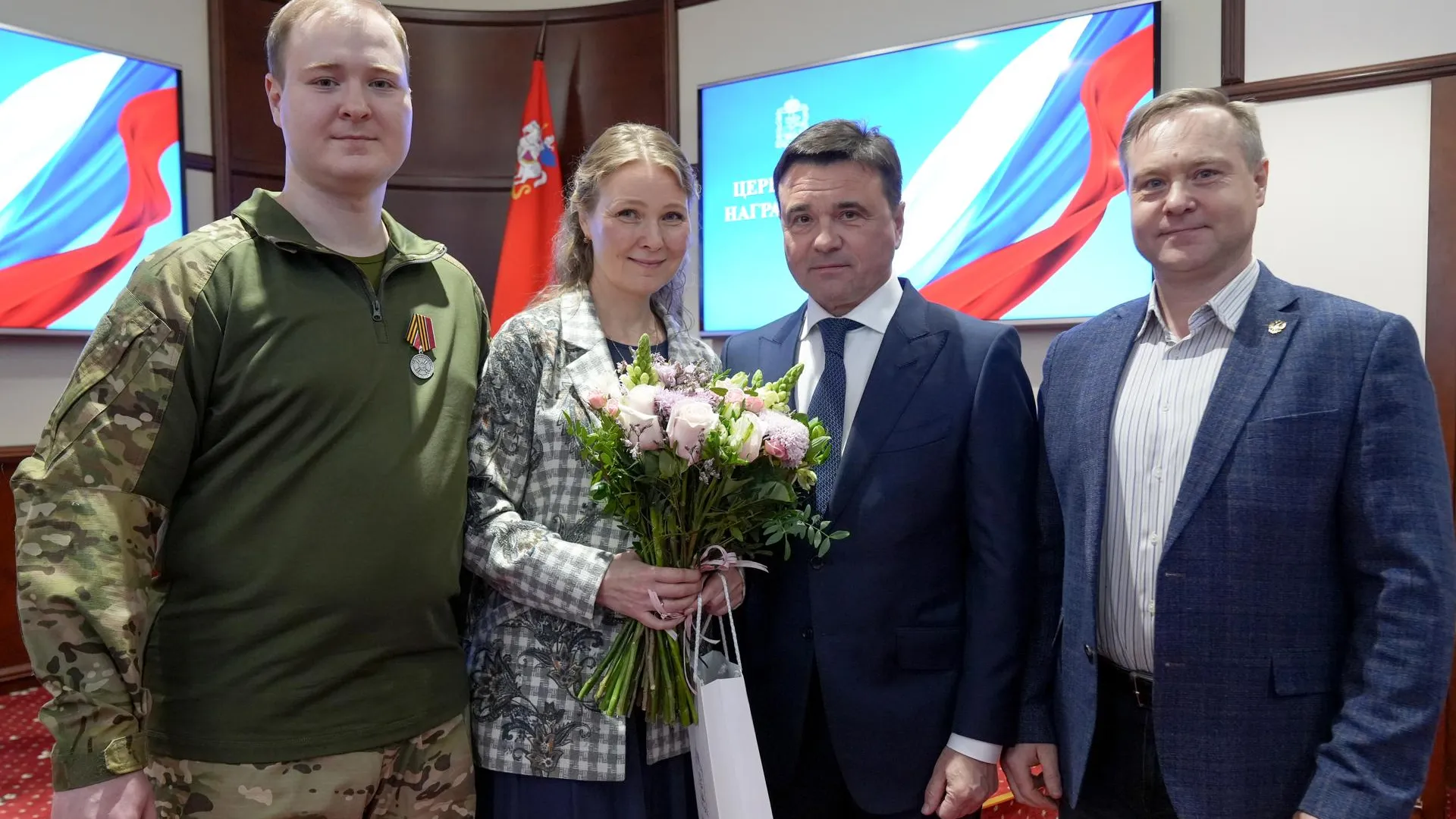 Губернатор Подмосковья вручил государственные награды добровольцам подразделения БАРС