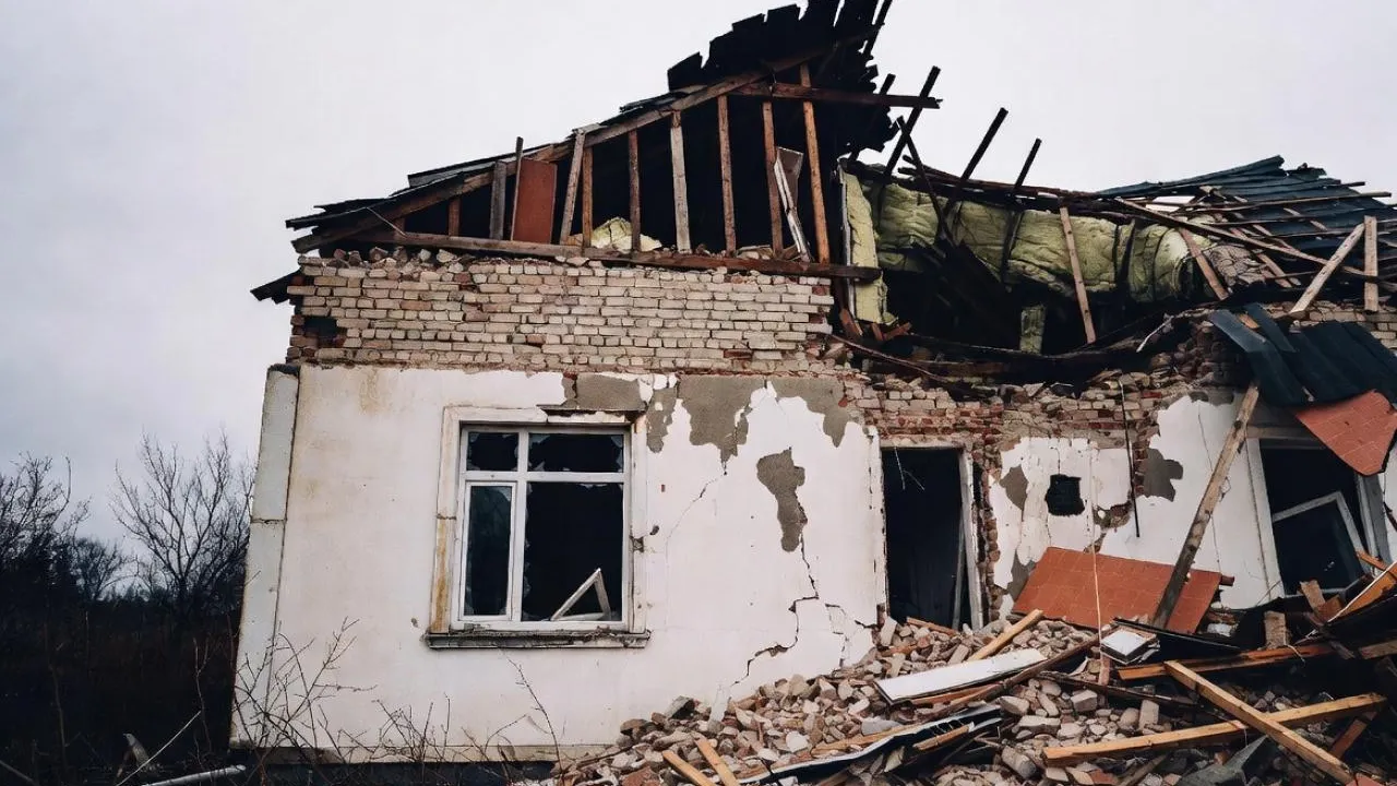 «Скиньтесь на ремонт»: жильцов дома бросили с дырой в стене один на один с бедой
