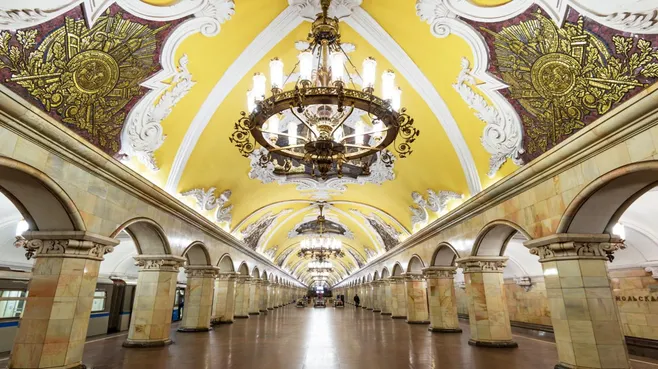 На одной из старейших станций метро Москвы обрушилась массивная лепнина