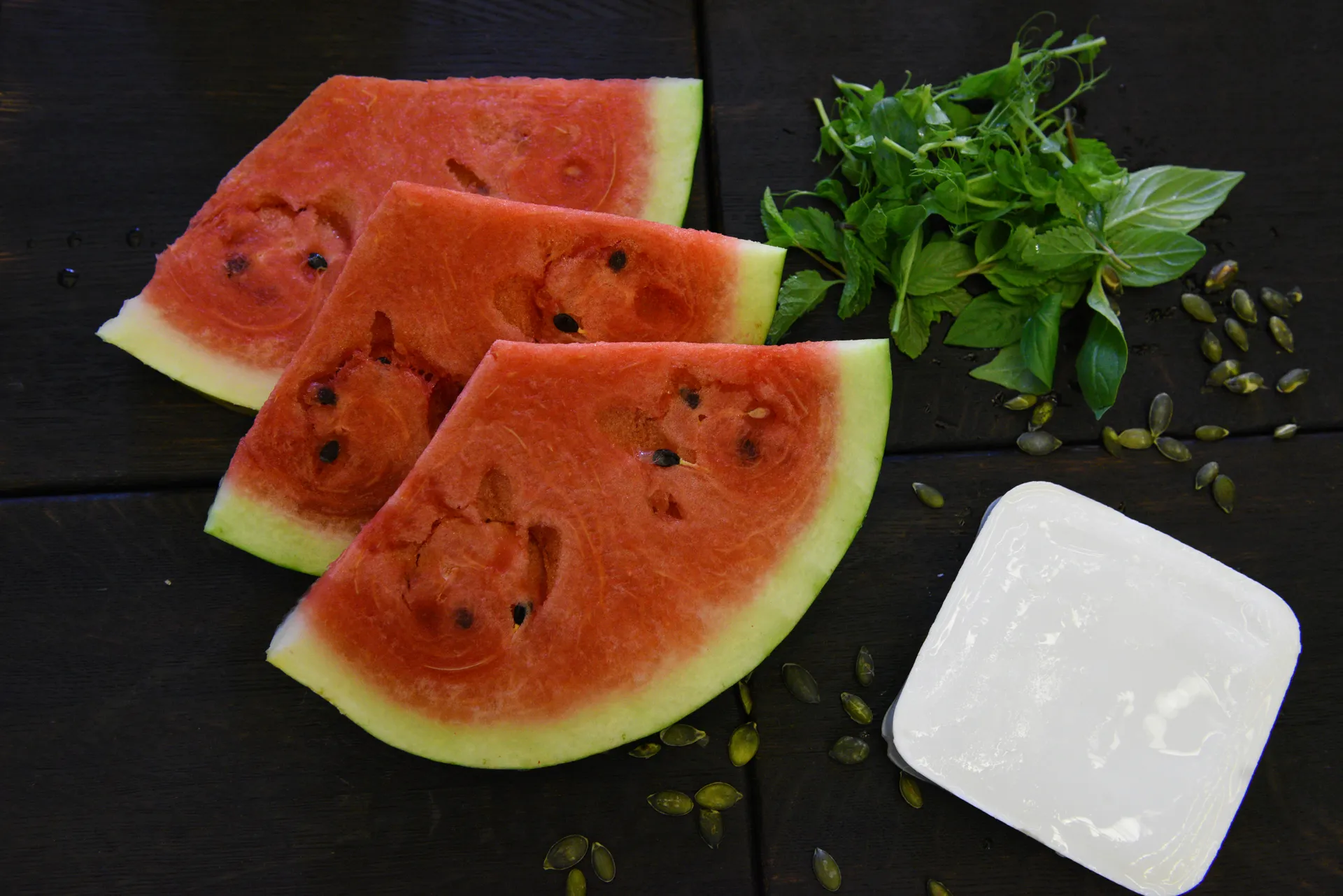 Приготовление закуски из арбуза с сыром фета
