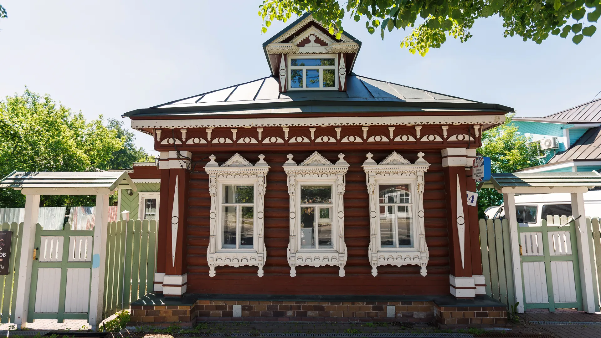 Летние виды улицы Московской со старинными домами в Звенигороде