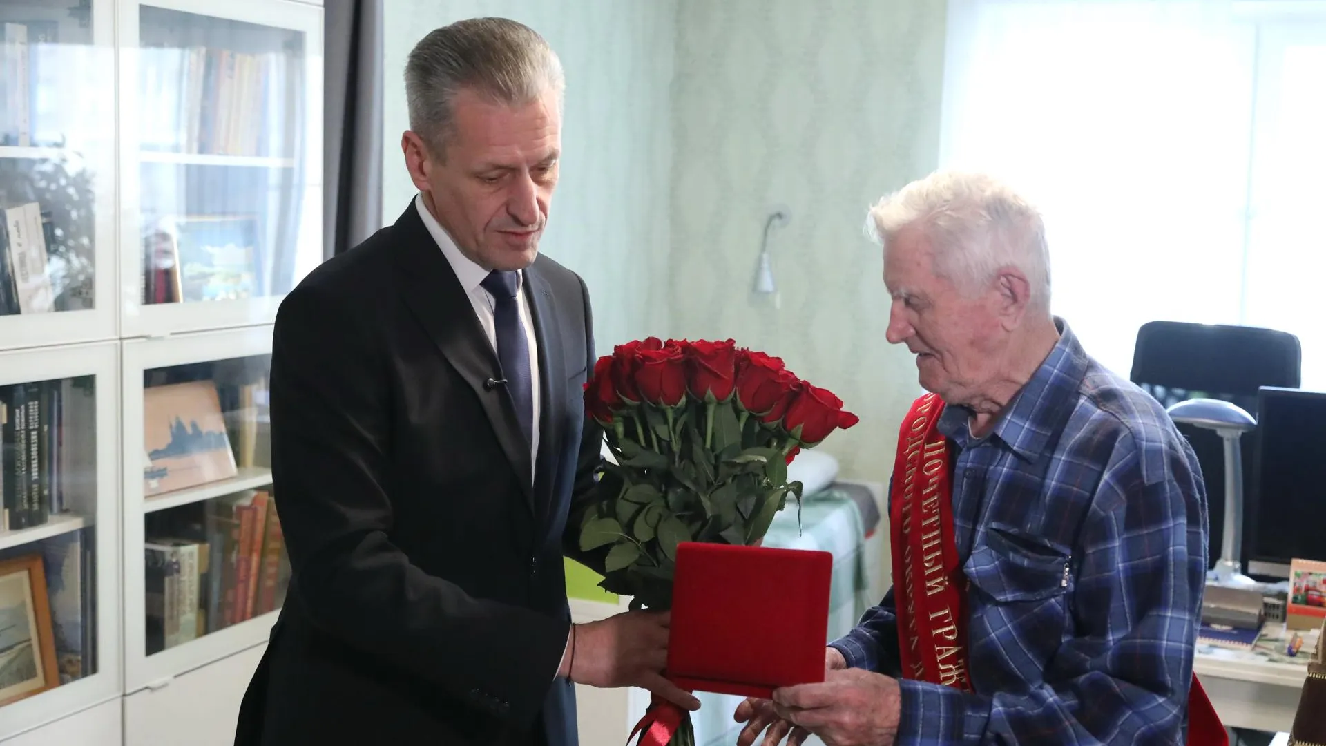 Ветерану Евгению Власову вручили знак Почетного гражданина Долгопрудного