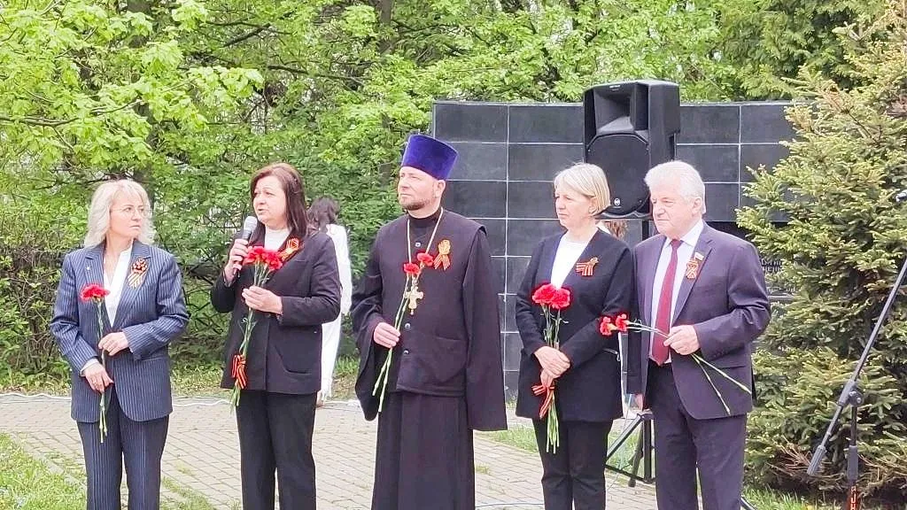 Минута молчания и живые цветы: депутаты Химок почтили подвиг защитников