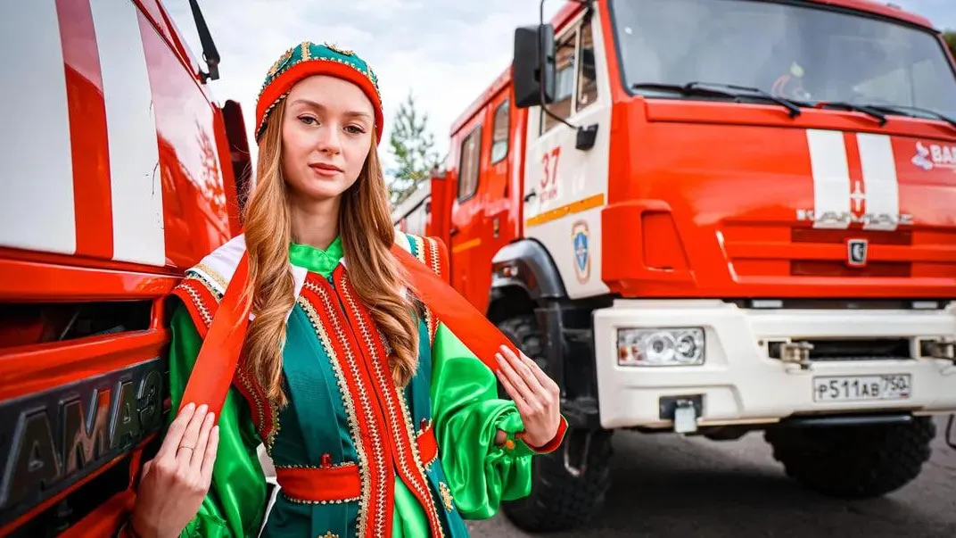 Пожарные из Клина сменили форму на яркие костюмы ради конкурса