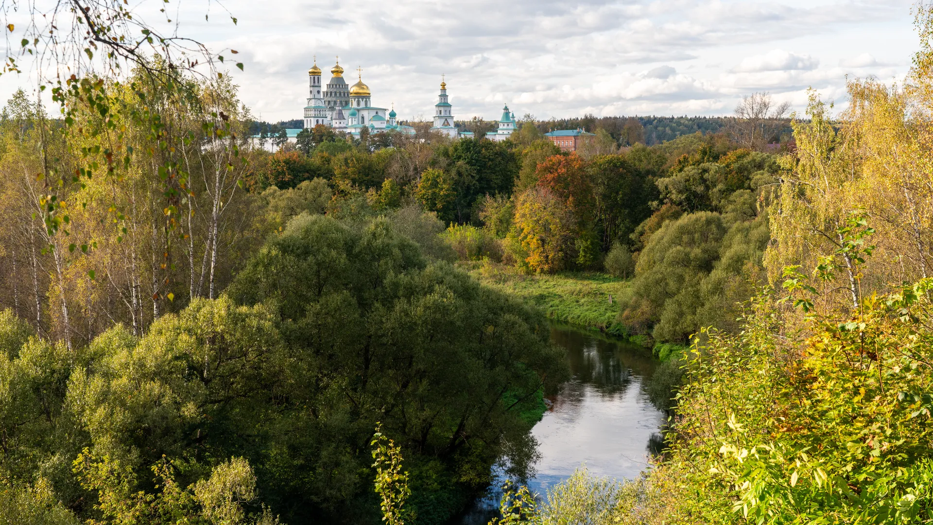 Вид на Саввино-Сторожевский монастырь со стороны Истринского городского парка осенью
