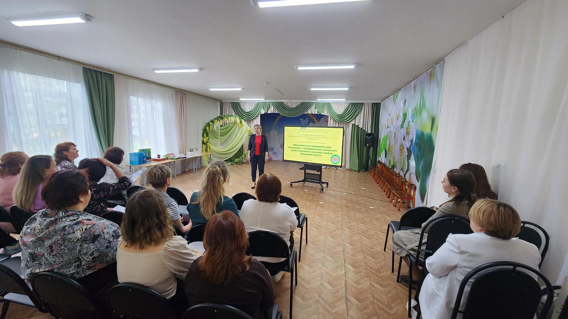 заместитель директора по научно-методической работе МОУ СОШ № 2 г. Талдома Юлия Жильцова (в центре)