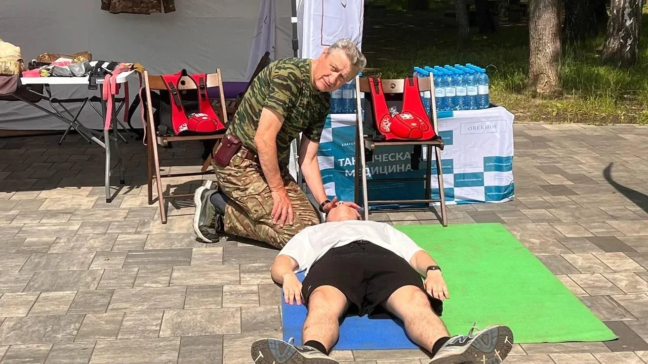 Жара, бинты и тысяча бутылок воды: как в Химках отпраздновали День семьи с тактической медициной