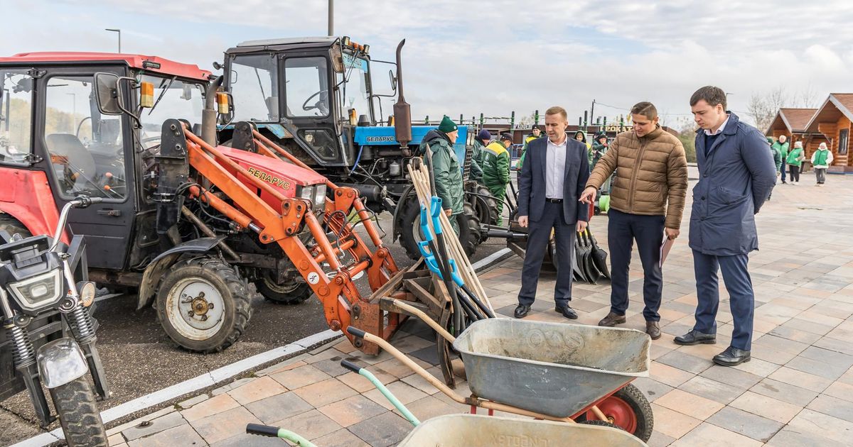 Тракторы, метлы и лопаты: как парк «Ривьера» готовят к снегу, наледи и ...